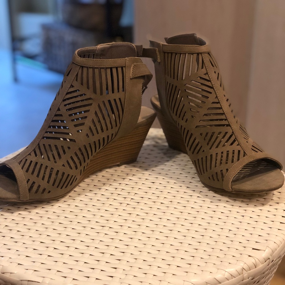 Closed wedges